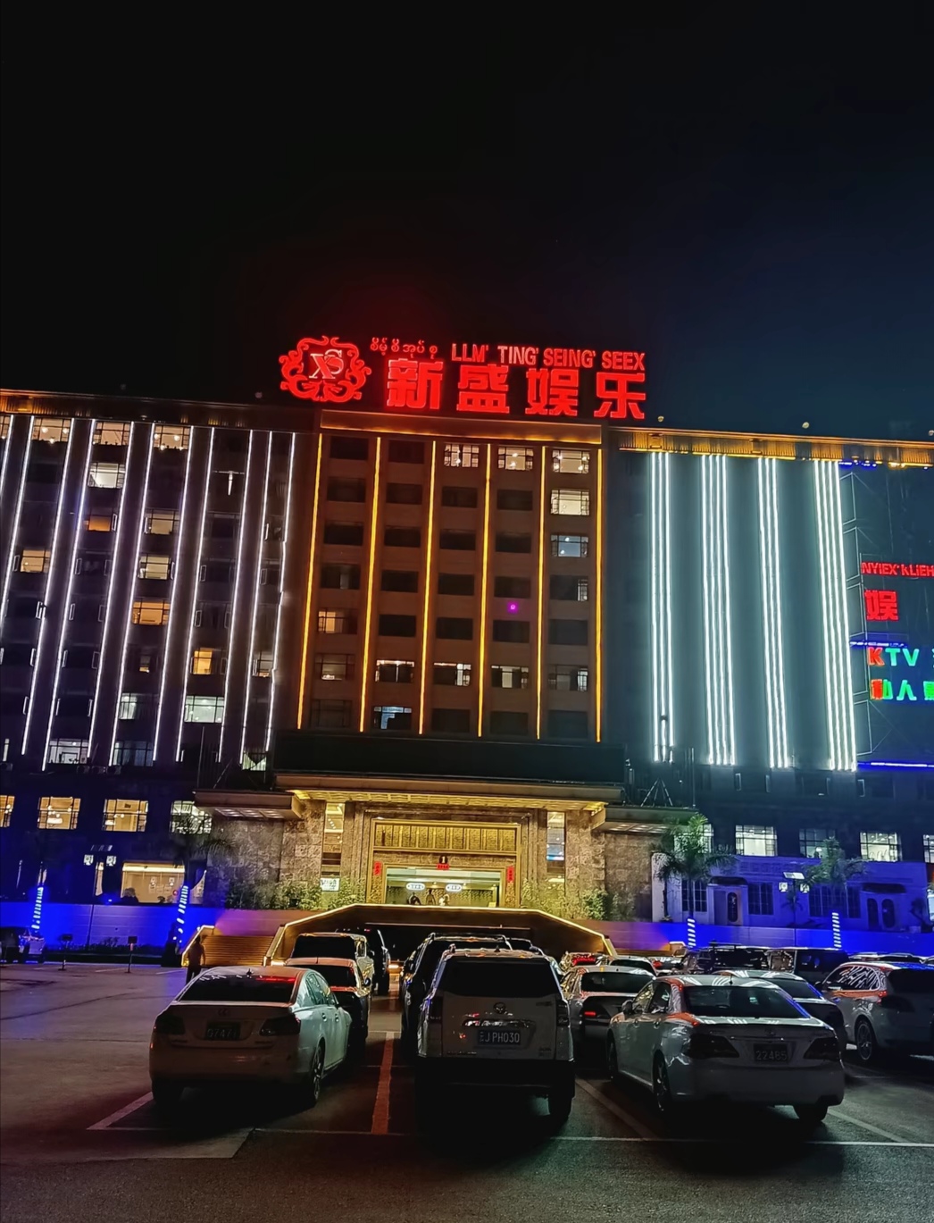新盛公司游戏研发团队工作场景